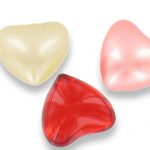 Pour la Saint-Valentin offrez un cadeau romantique avec ces perles de bain en forme de coeur. 