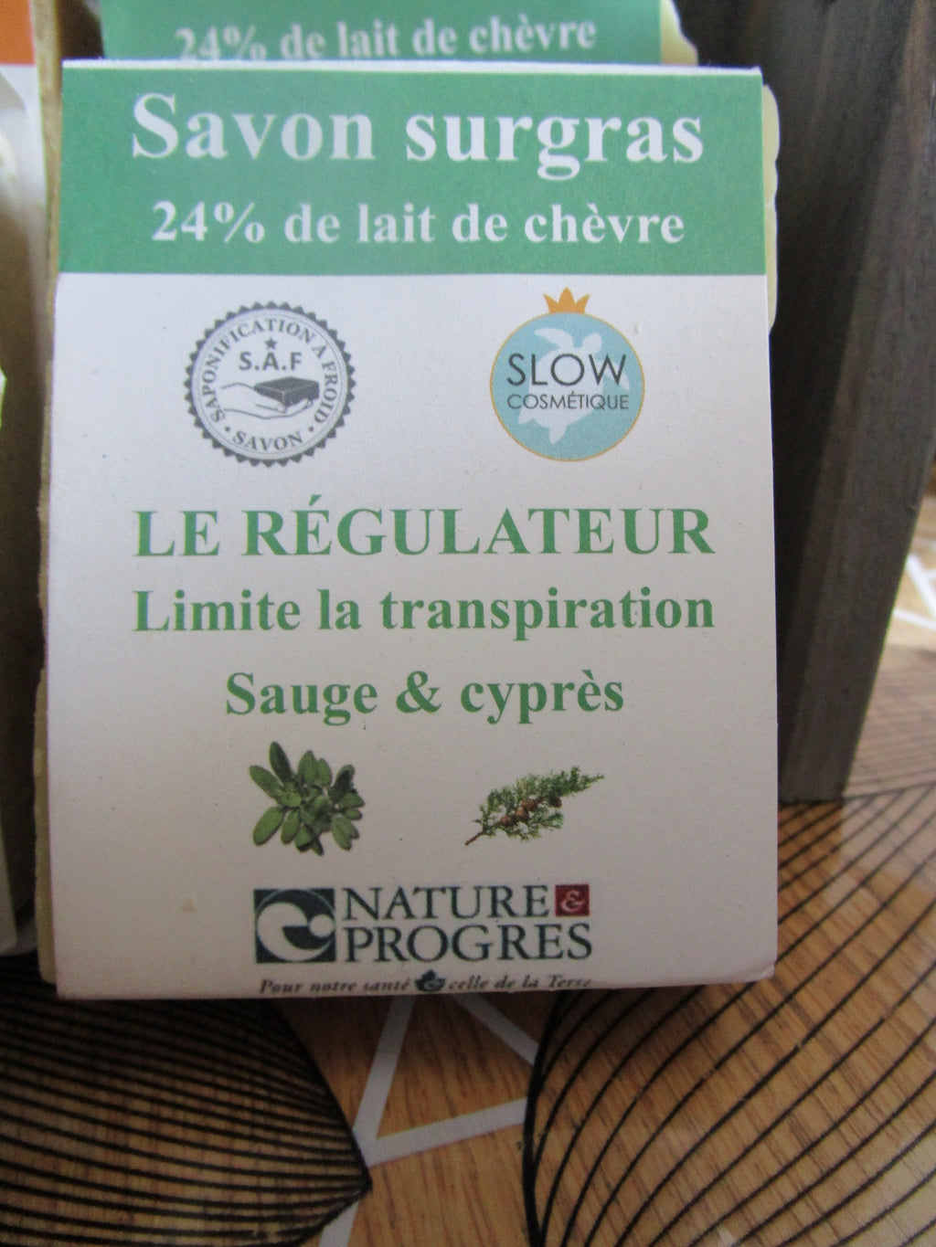 Savon surgras à la Sauge & Cyprès. Savon qui limite la transpiration. Bio et labellisé Nature & Progrès. Savon au lait de chèvre.